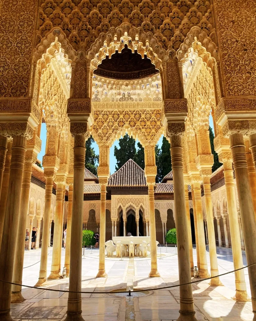 Detalle monumental de una visita guiada en Granada