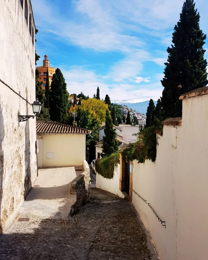 Calle del barrio del Realejo en Granada con arte urbano